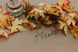 Thanksgiving table with the words "be grateful"