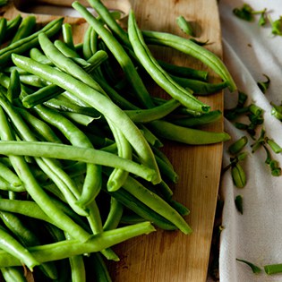 Green beans with the ends trimmed off